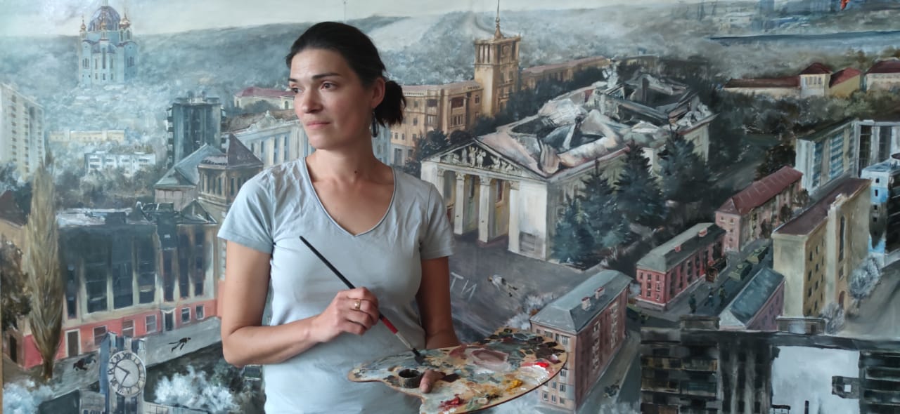 Olesia Trofymenko en train de peintre le tableau Mariupol 2022